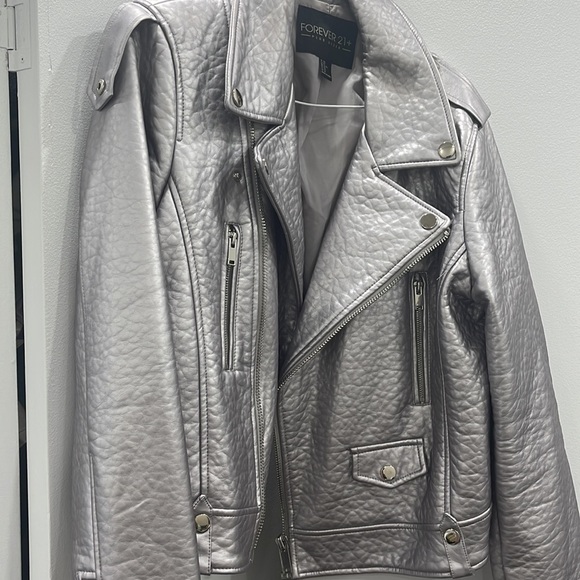 Too small - Picture 6 of 6